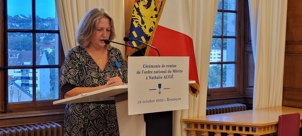 Nathalie Augé, présidente du groupe AUGE MICROTECHNIC a obtenu la médaille du Mérite.