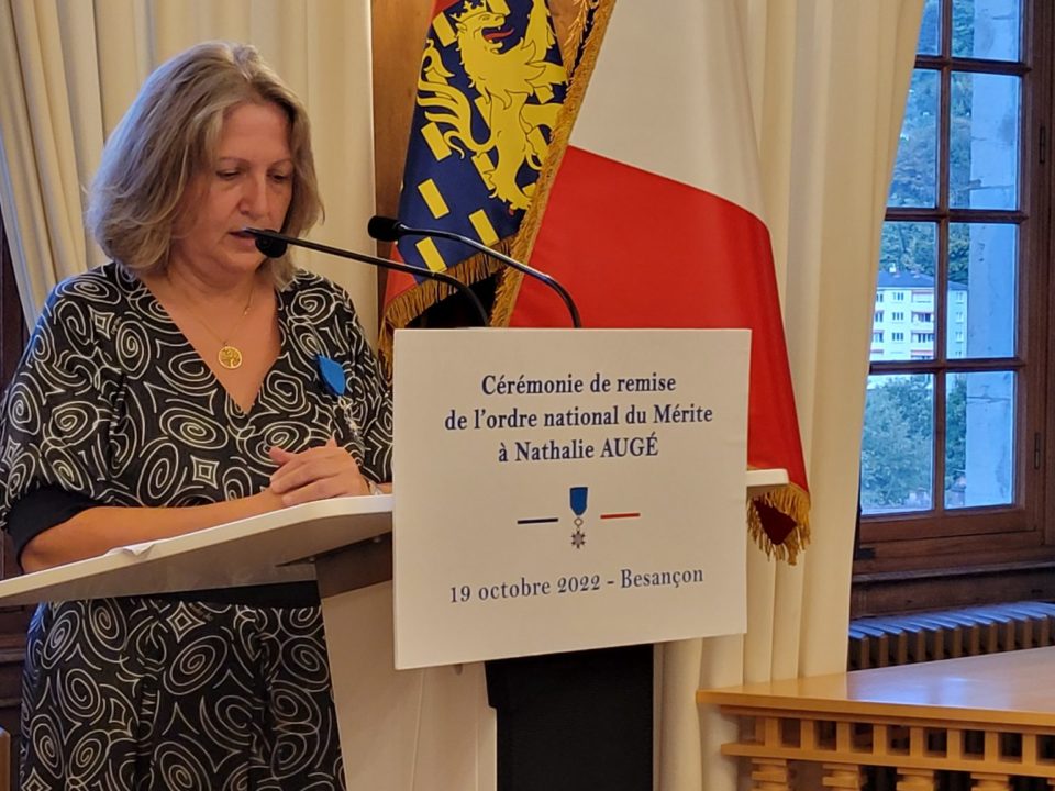 Nathalie Augé, présidente du groupe AUGE MICROTECHNIC a obtenu la médaille du Mérite.