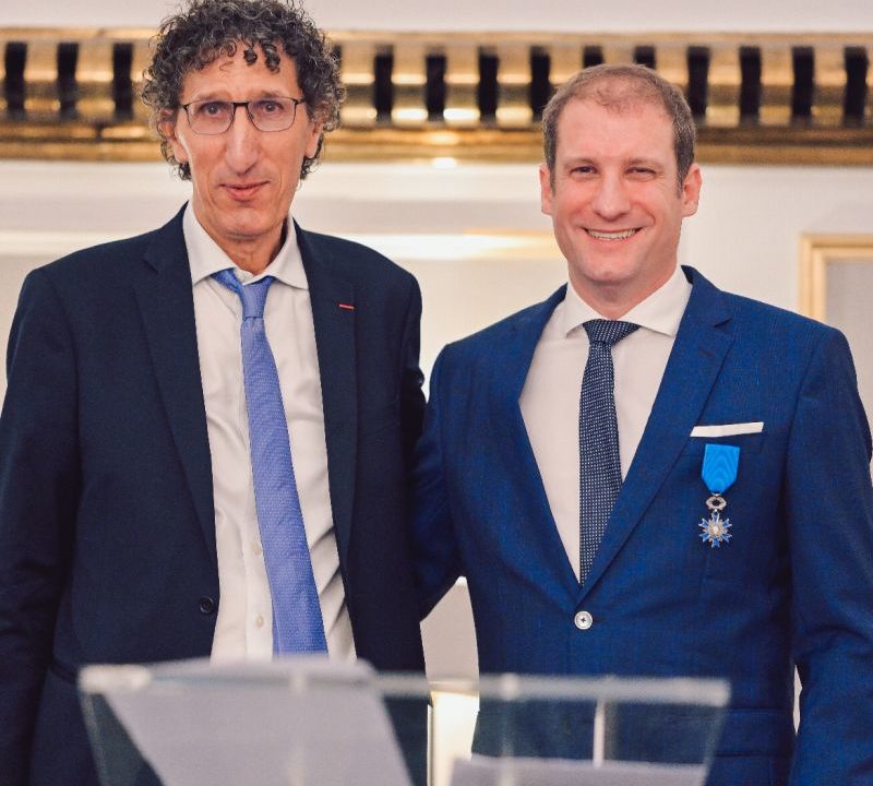Karim Khouider, président de Techni Outillages, reçoit la médaille du Mérite.